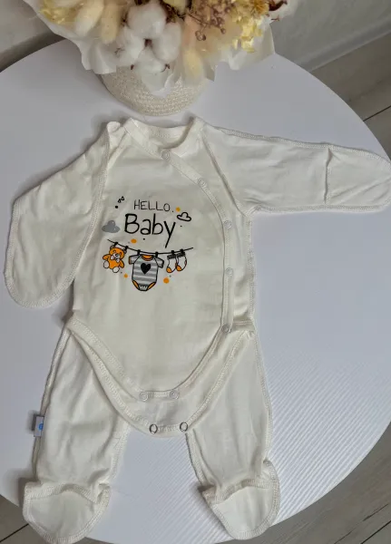 Дитячий комплект для новонародженого 2-х предметний "Hello Baby" кулір, боді+штанці, молочний колір, 62 розмір (1-3 міс) зображення